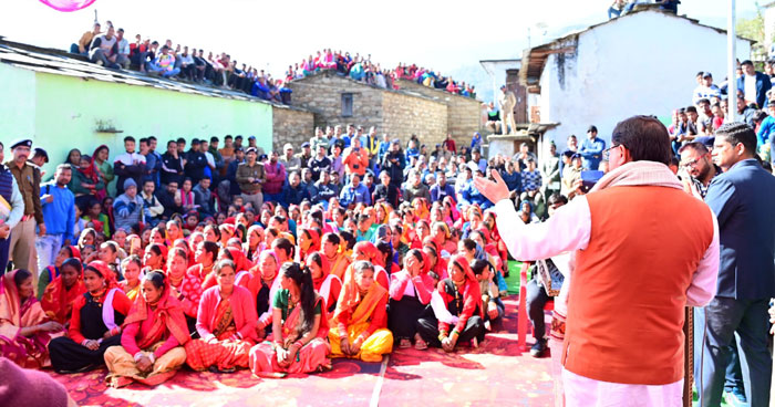 मुख्यमंत्री पुष्कर सिंह धामी गैरसैंण के सारकोट गांव में.