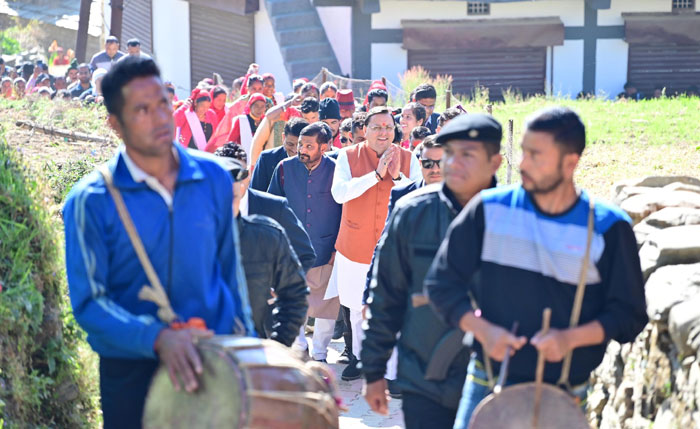 मुख्यमंत्री पुष्कर सिंह धामी गैरसैंण के सारकोट गांव में.