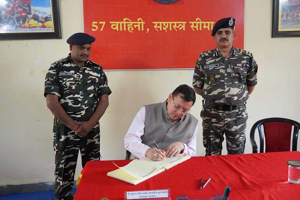 मुख्यमंत्री पुष्कर सिंह धामी भारत-नेपाल सीमा पर