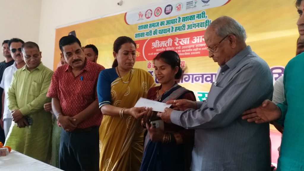 नियुक्ति पत्र सौंपती कैबिनेट मंत्री रेखा आर्या