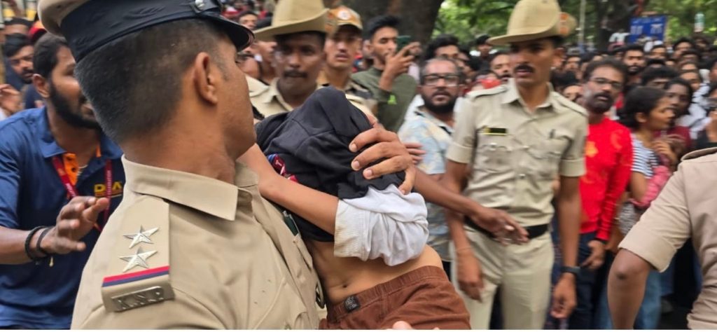 RCB बेंगलुरु स्टेडियम के बाहर भगदड़