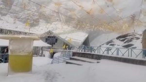 SNOWFALL IN HEMKUND SAHIB -