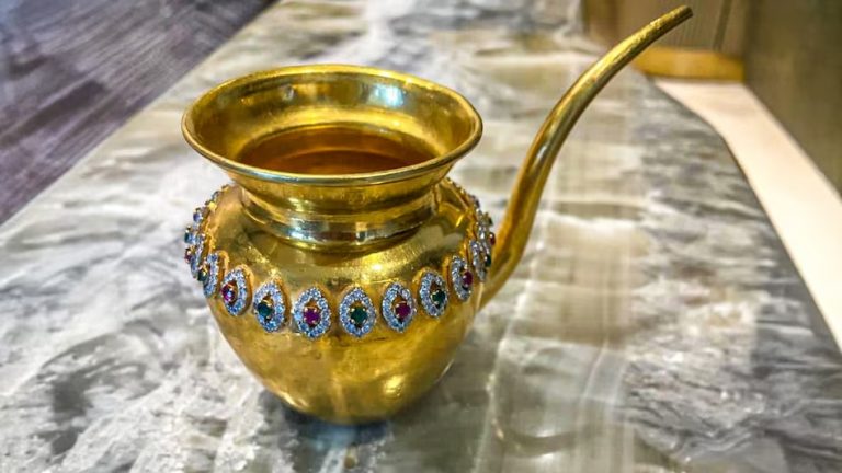 kalash-worth-crores-stolen-from-delhi-red-fort