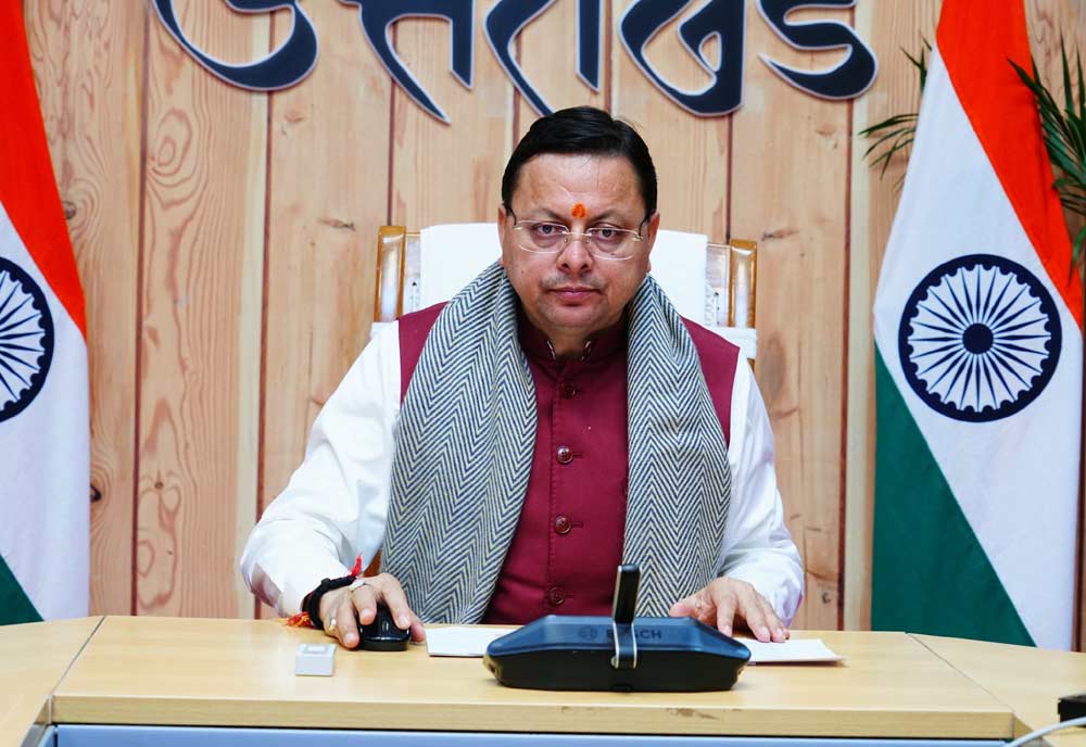 “पेंशन किश्त का वितरण” करते सीएम धामी