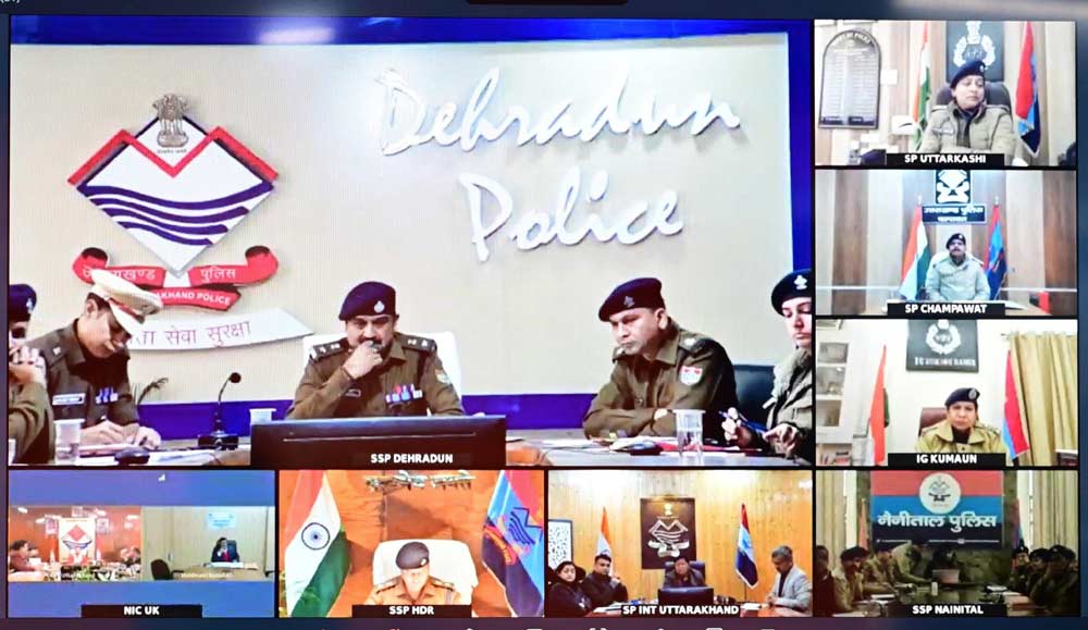 सीएम पुष्कर सिंह धामी अधिकारियों की बैठक लेते हुए.