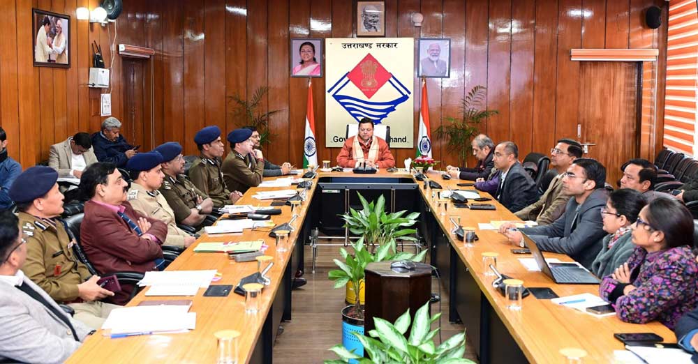 सीएम पुष्कर सिंह धामी अधिकारियों की बैठक लेते हुए.