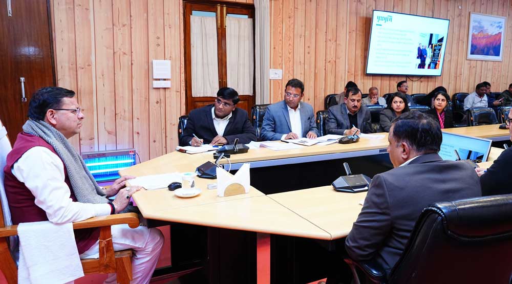 शासकीय आवास पर समाज कल्याण विभाग द्वारा आयोजित “पेंशन किश्त का वितरण” कार्यक्रम में सीएम धामी