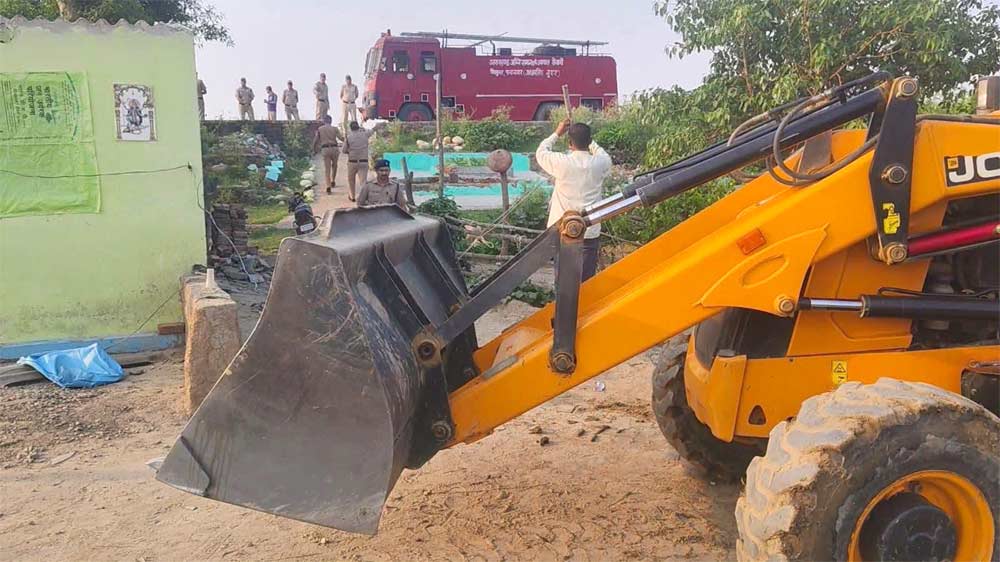 हिस्ट्रीशीटर तारा सिंह की अवैध संपत्ति पर चला बुलडोजर