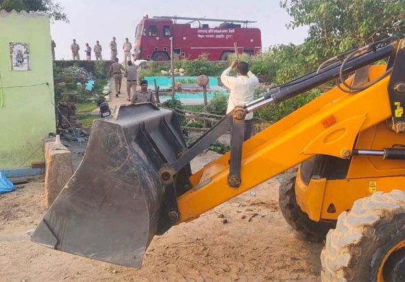 हिस्ट्रीशीटर तारा सिंह की अवैध संपत्ति पर चला बुलडोजर