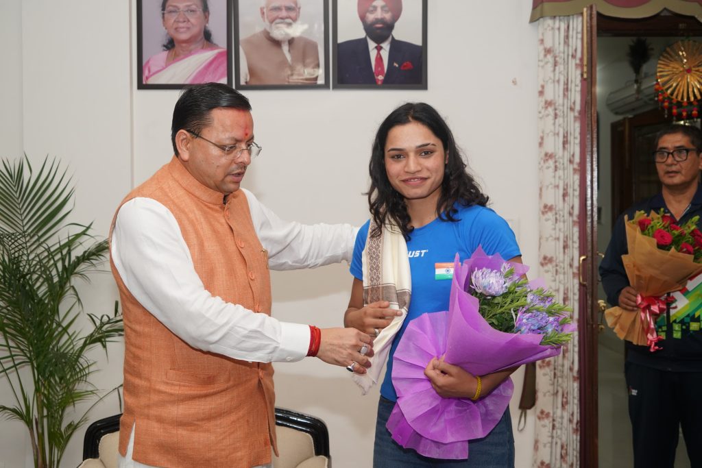 CM Dhami honors boxer Nikita Chand