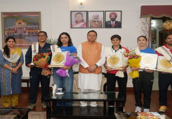 CM Dhami with women boxers Kajal Farswan, Aarti Dhariwal and Nikita Chand