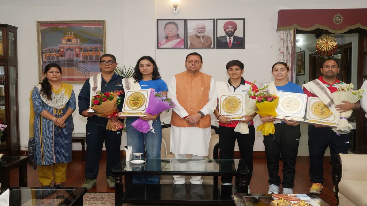 CM Dhami with women boxers Kajal Farswan, Aarti Dhariwal and Nikita Chand