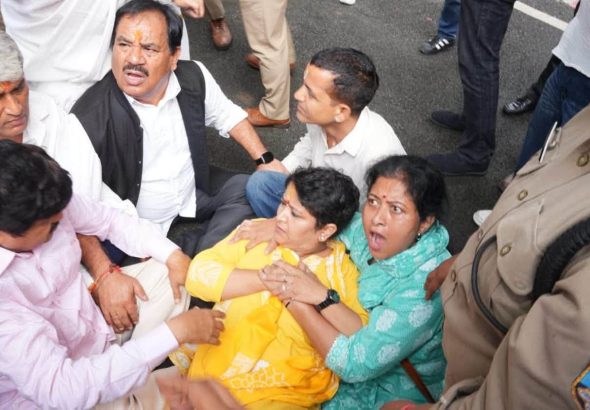 LOK BHAWAN CONGRESS PROTEST DEHRADUN