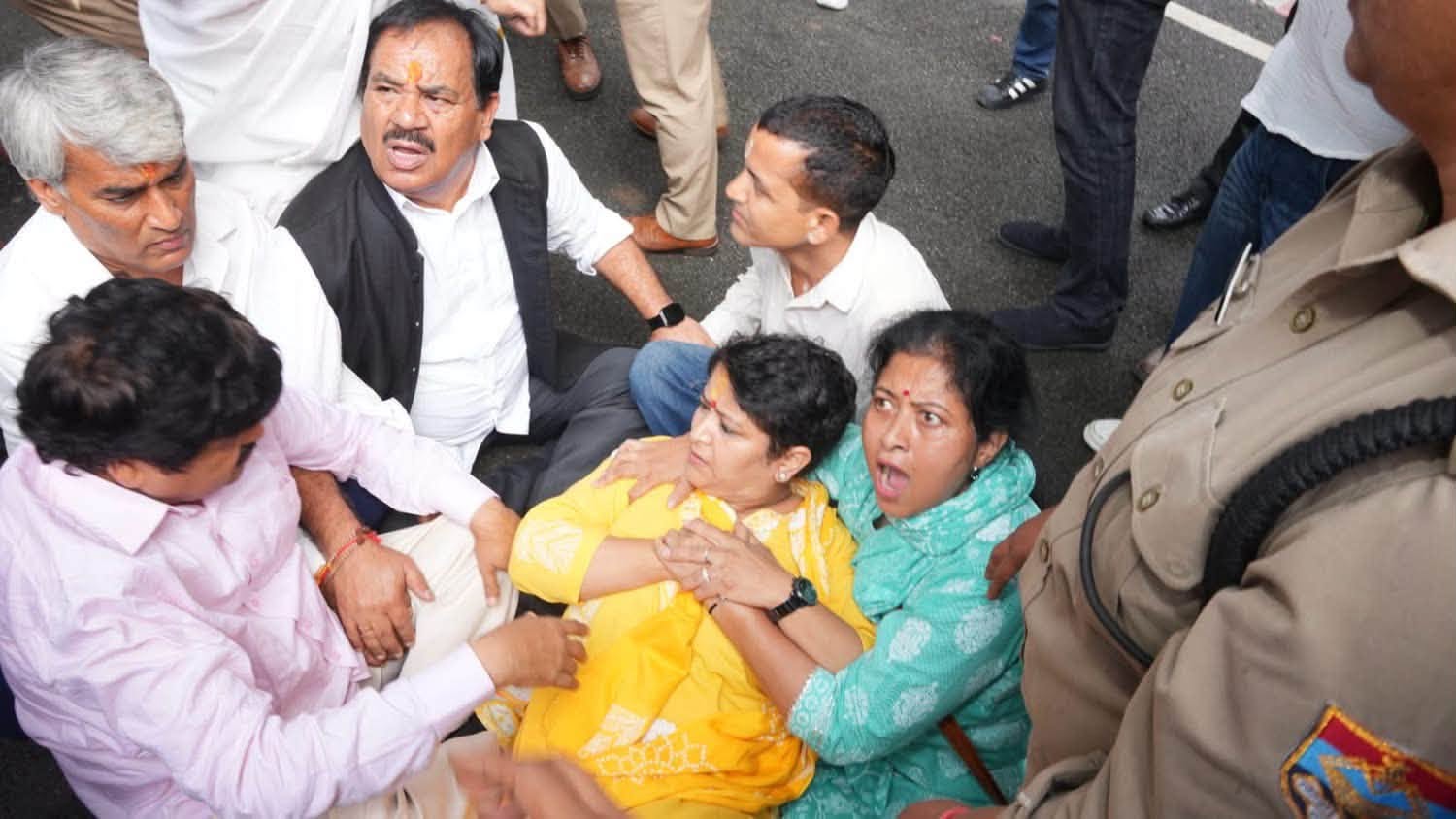 LOK BHAWAN CONGRESS PROTEST DEHRADUN